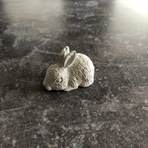 Süßes kleines Häschen aus Beton