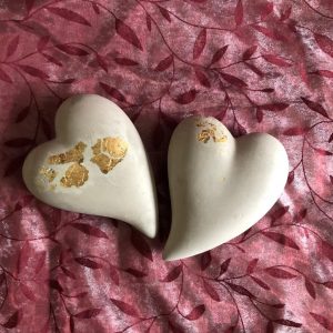 Beton-Herz mit Blattgold