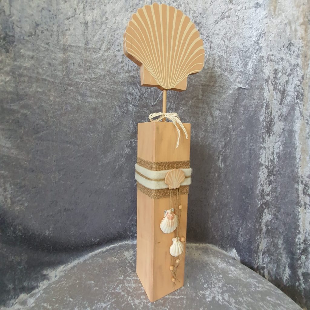 Holzsäule Muschel