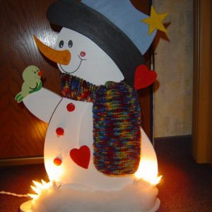 Beleuchteter Schneemann mit Schal